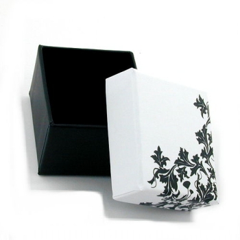 Schachtel 40x45x30 Dekor schwarz weiss Ringe Ohrschmuck