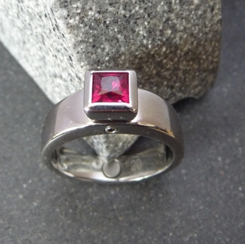 Energetix Ring mit rotem Stein