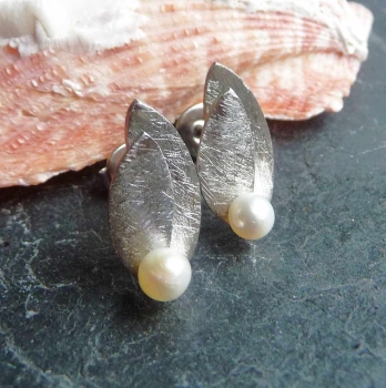 Ohrstecker oval geschlitzt mit Süßwasserperle 4mm Edelstahl