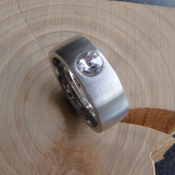 Ring aus Edelstahl 10mm mit Zirkonia crystal