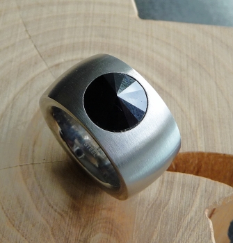 Ring aus Edelstahl 14mm mit Zirkonia schwarz