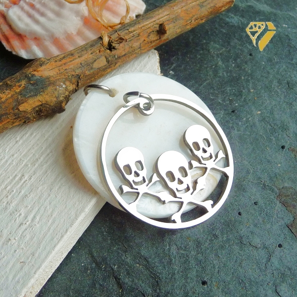 Anhänger Totenkopf zweiteilig 40mm aus Perlmutt und Edelstahl