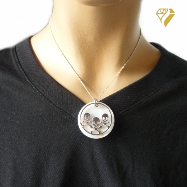 Anhänger Totenkopf zweiteilig 40mm aus Perlmutt und Edelstahl