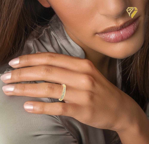 Damenring mit 9 Zirkonia 333 GOLD