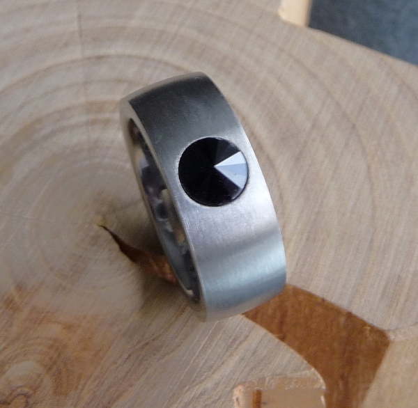 Ring aus Edelstahl 10mm mit Zirkonia jet