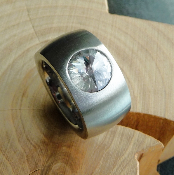 Ring aus Edelstahl 14mm mit Zirkonia crystall