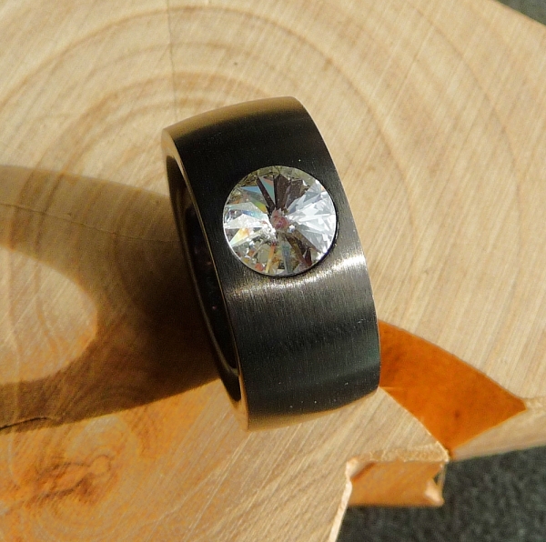 Ring aus Edelstahl schwarz 11 mm mit Kristall Stein nach Wahl